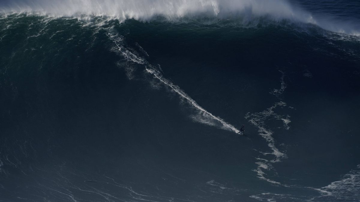 Video: So sieht der Weltrekord aus.  Surfer erobern riesige Wellen